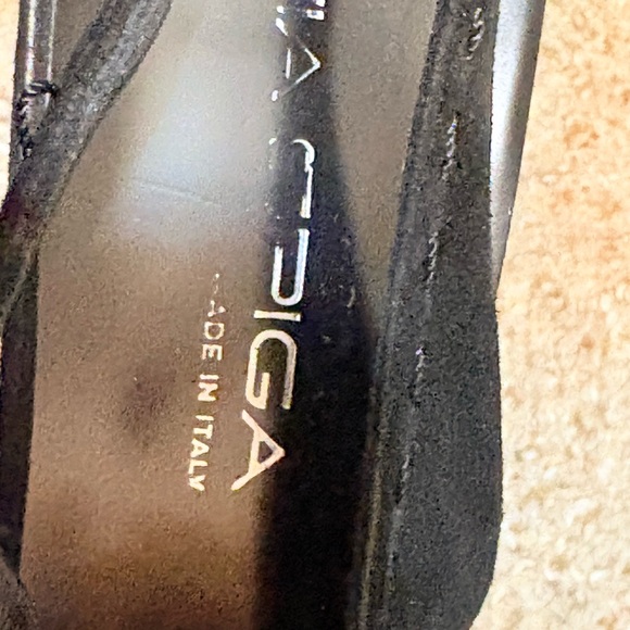 Black Heels with Pointed Toe and Sleek Design - Picture 3 of 8